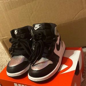 Air Jordan 1 retro high OG Silver toe too small worn twice size 6c toddlers